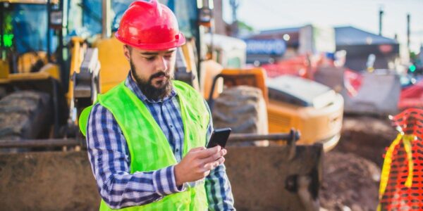 smartphones-can-help-your-workers-be-connected-to-the-office-while-in-the-field